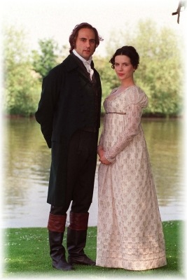 Emma y Mr Knightley interpretados por Mark Strong y Kate Beckinsale en 1996.
