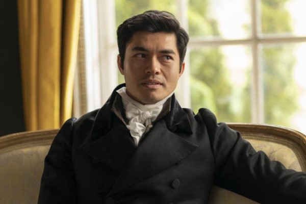 Henry Golding como Mr Elliot